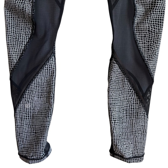 Lululemon Outrun Tight Size 4 Fall Net White Black / Black - Picture 10 of 14